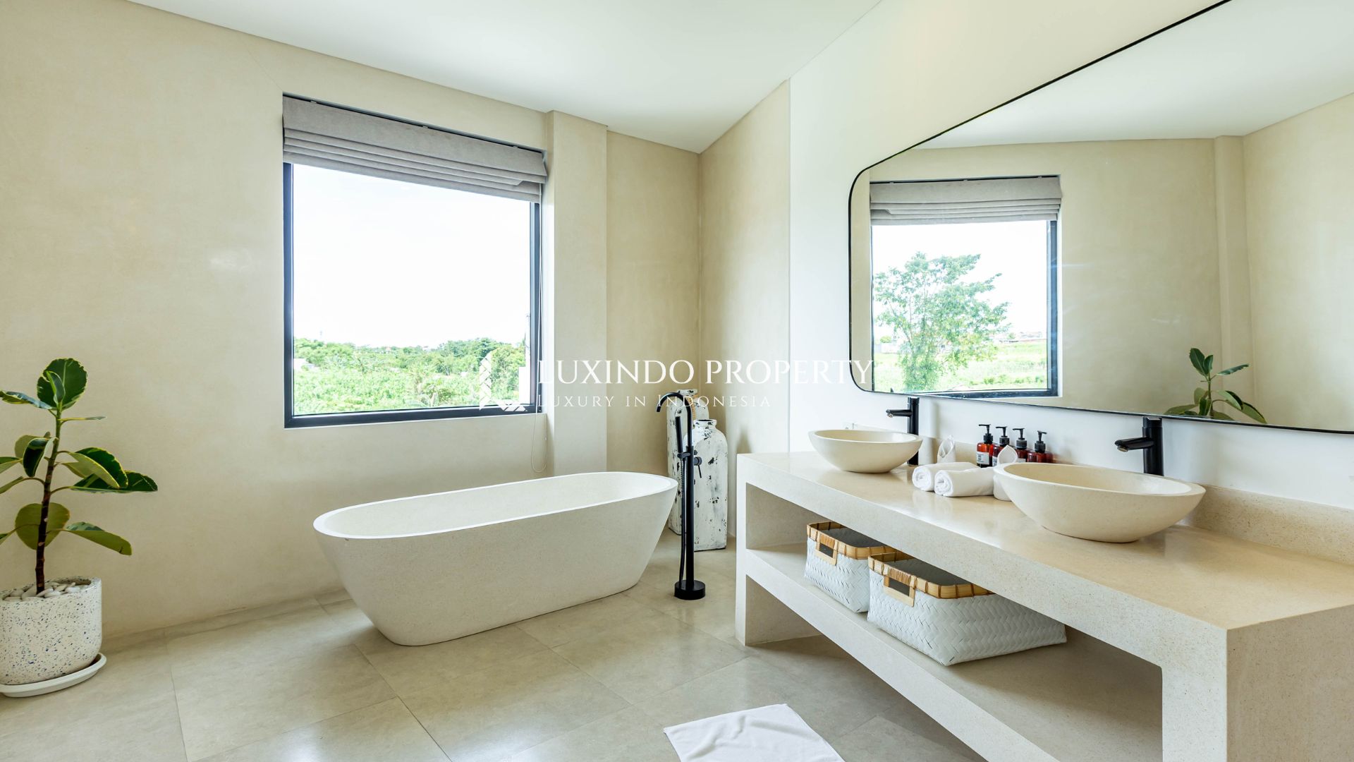 PADONAN - STYLISH 5 BEDROOM RETREAT FOR RELAXED ISLAND LIVING