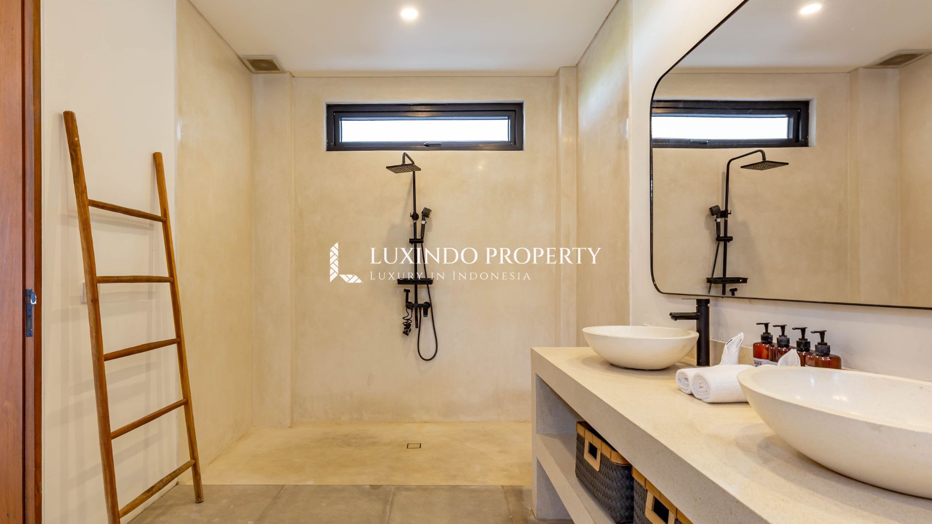 PADONAN - STYLISH 5 BEDROOM RETREAT FOR RELAXED ISLAND LIVING