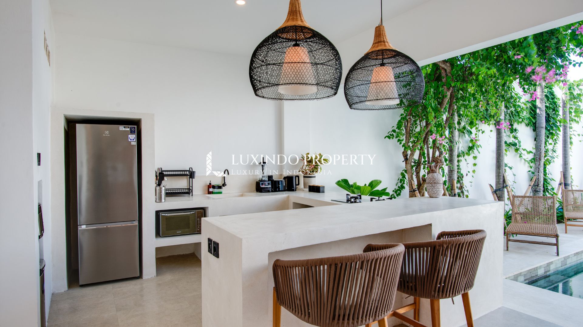 SESEH - PEACEFUL THREE BEDROOM VILLA STEPS FROM THE BEACH