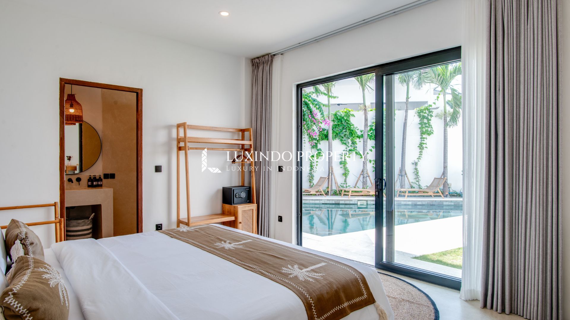 SESEH - PEACEFUL THREE BEDROOM VILLA STEPS FROM THE BEACH