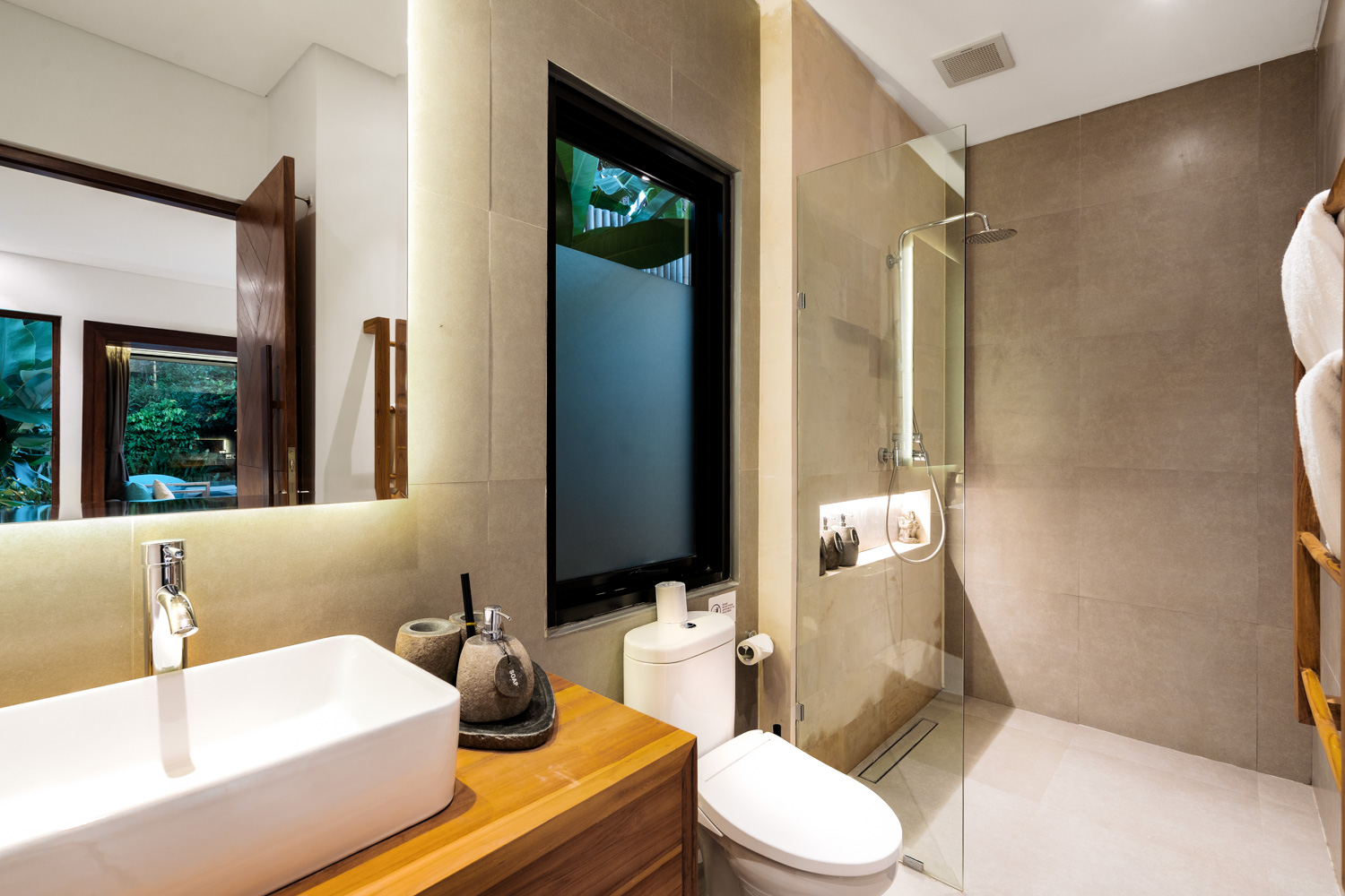 Spacious 5-Bedroom Villa with Jungle Backdrop