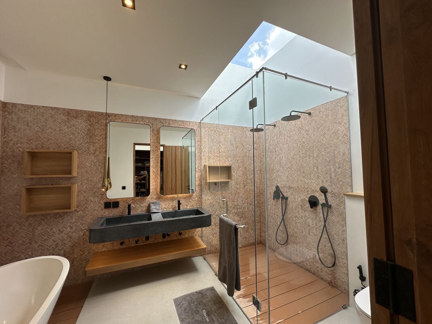 Modern Spacious 4-Bedroom Villa