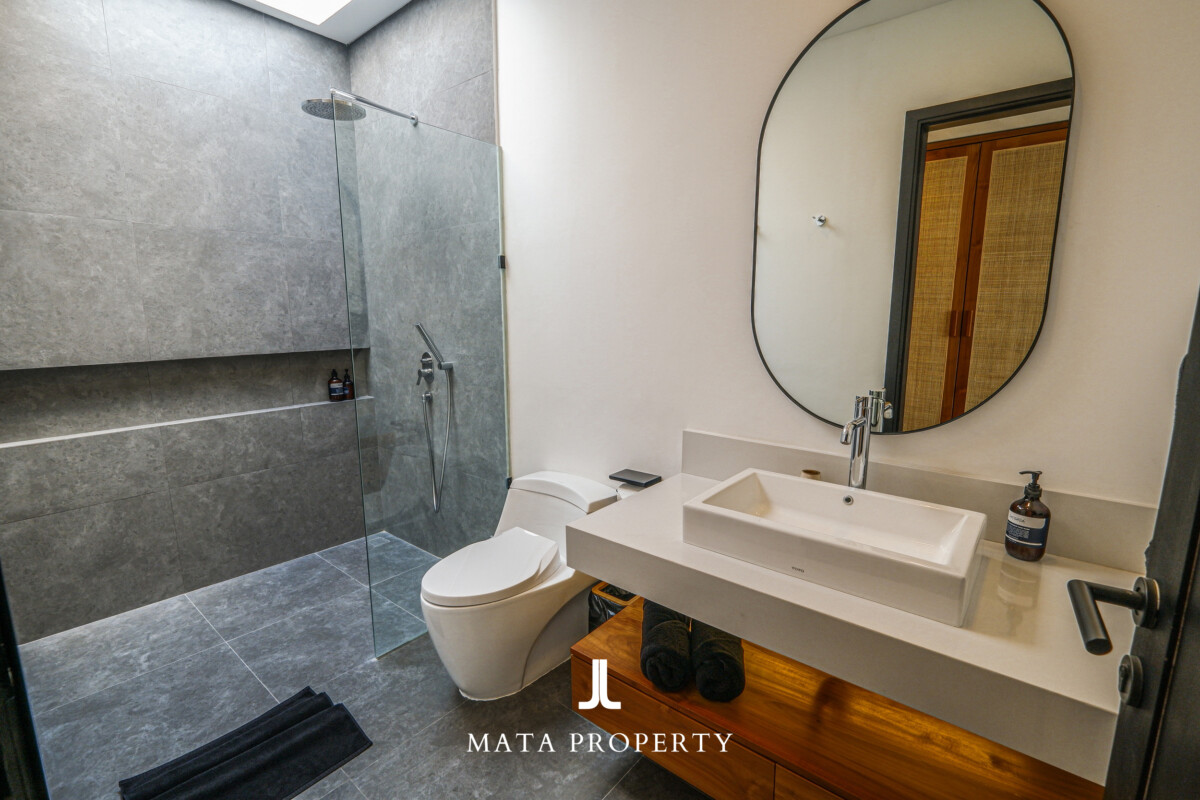 Elegant Contemporary Villa with Timeless Design 