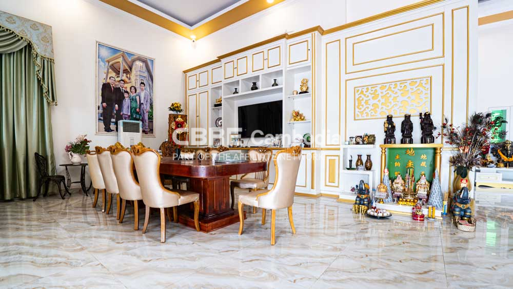 Luxurious 8 Bedroom Villa