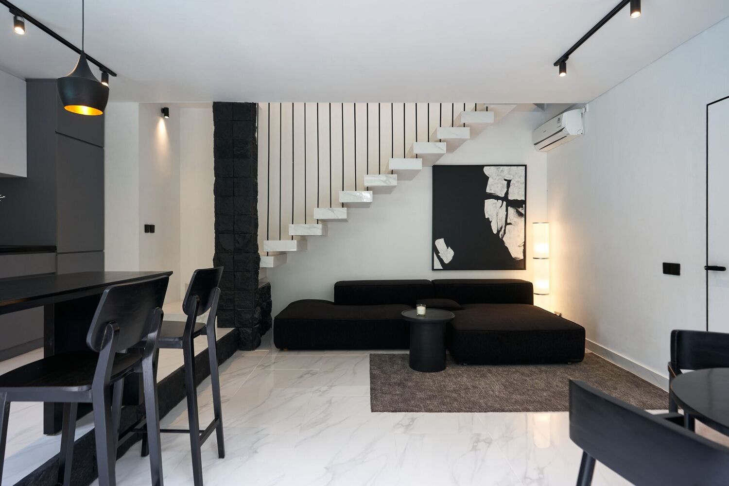 Modern & Stylish Jungle Hideaway 