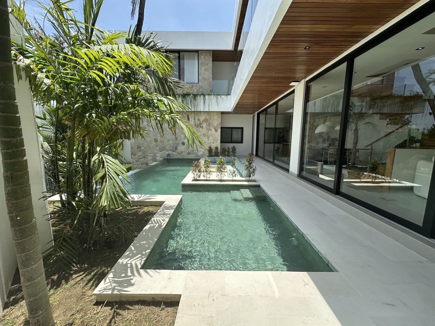 Modern Spacious 4-Bedroom Villa