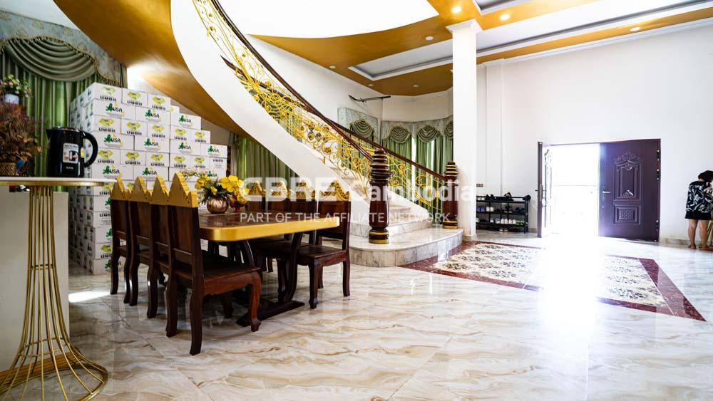 Luxurious 8 Bedroom Villa