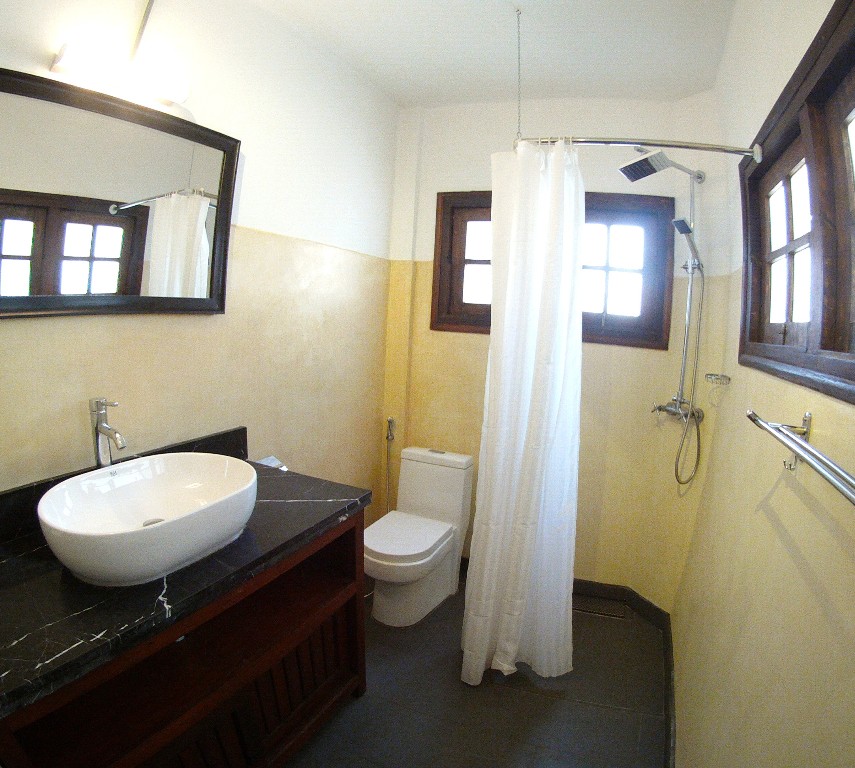 Superb colonial 1 bedroom apartment with balcony 