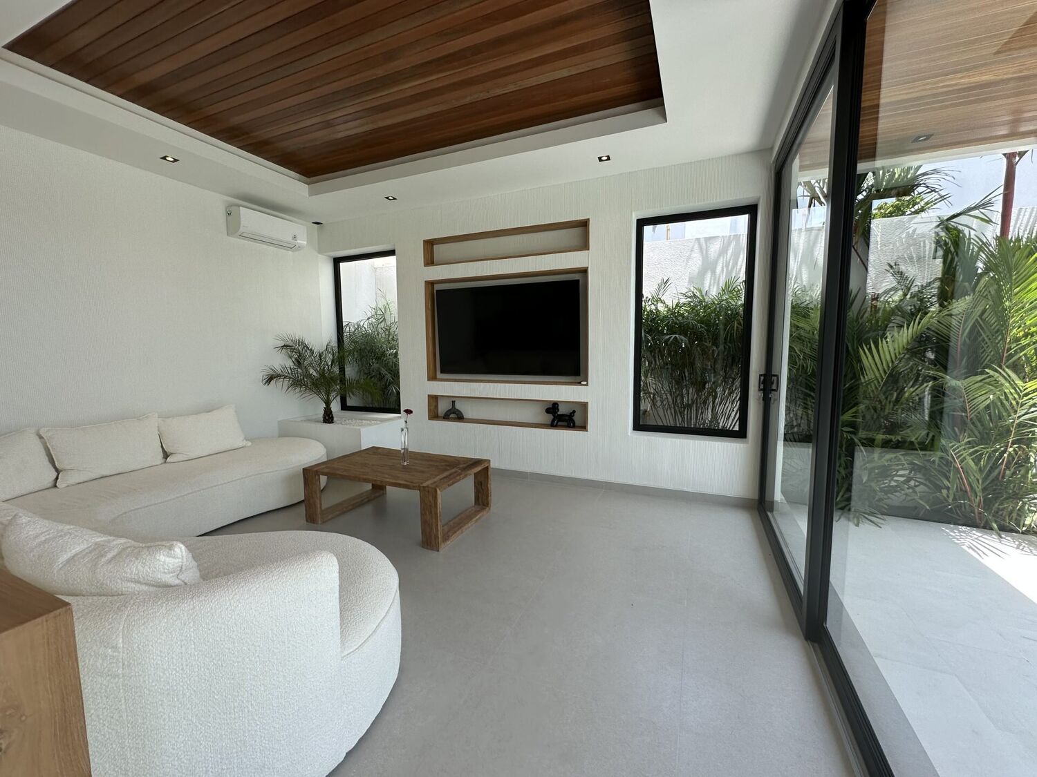 Modern Spacious 4-Bedroom Villa