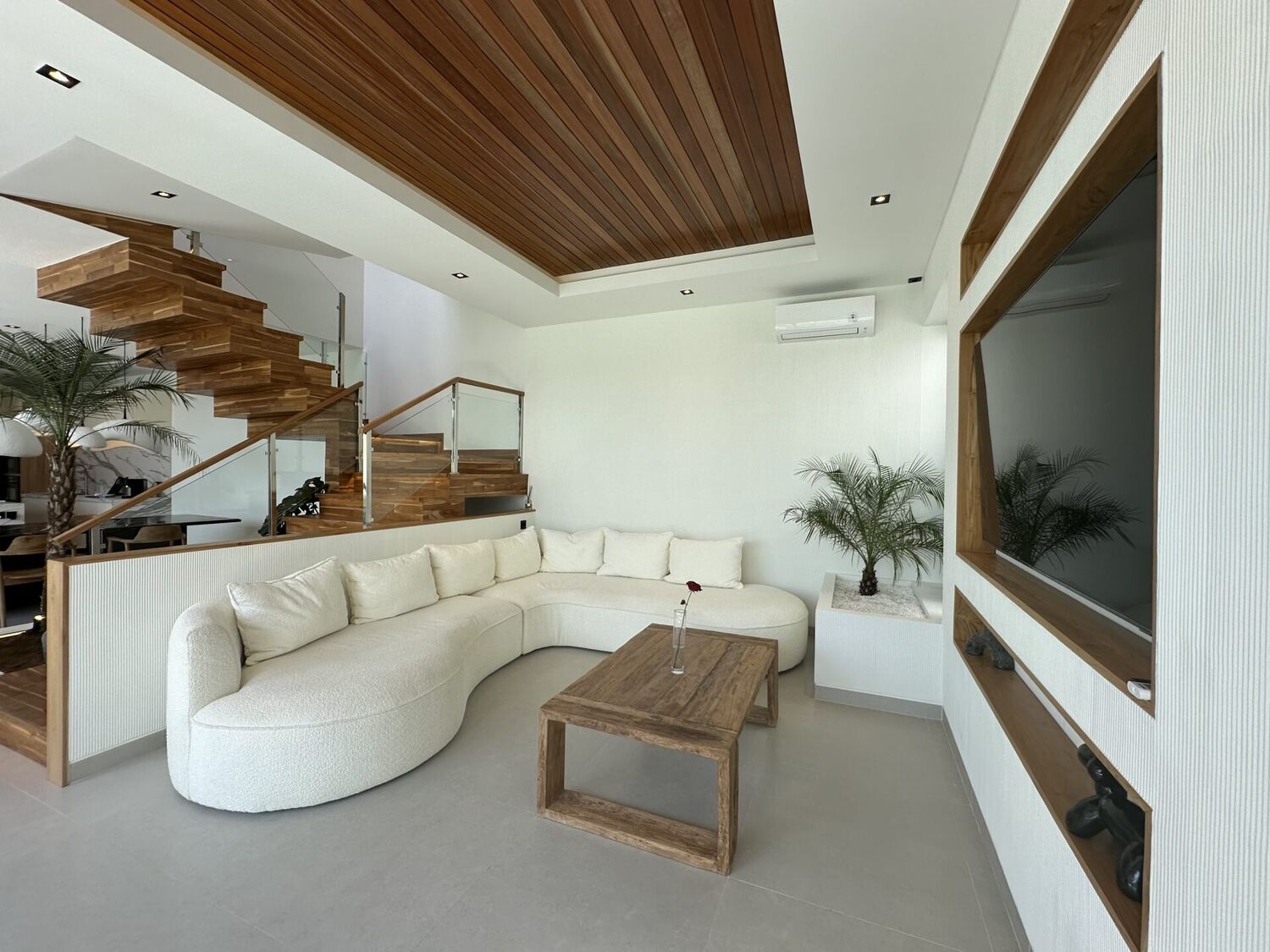 Modern Spacious 4-Bedroom Villa