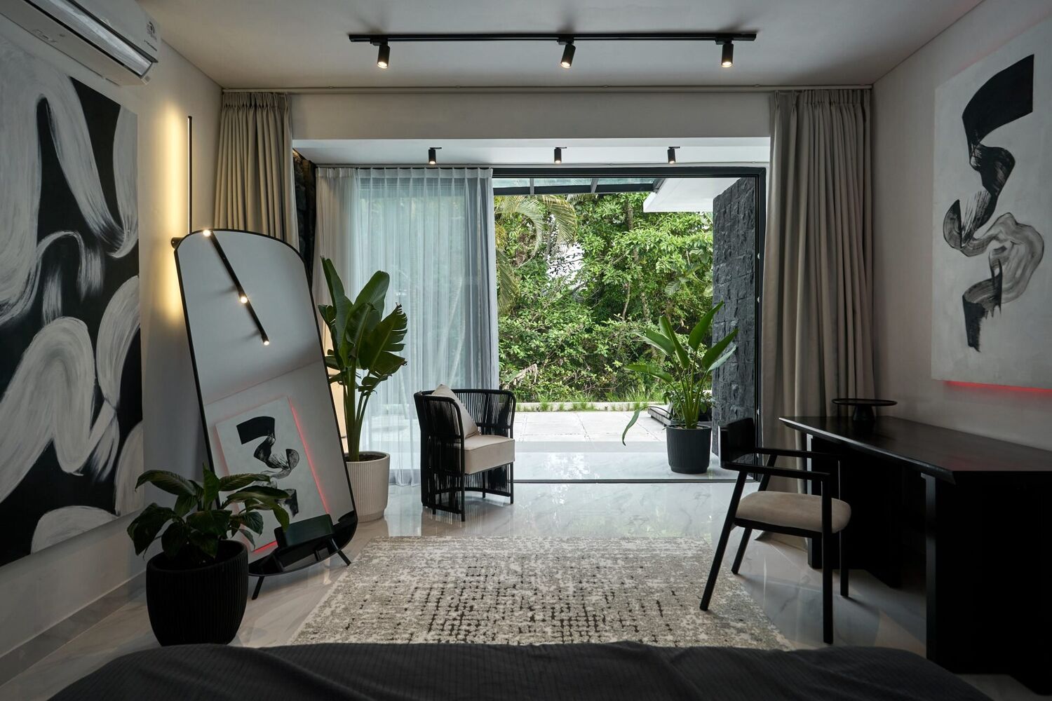 Modern & Stylish Jungle Hideaway 