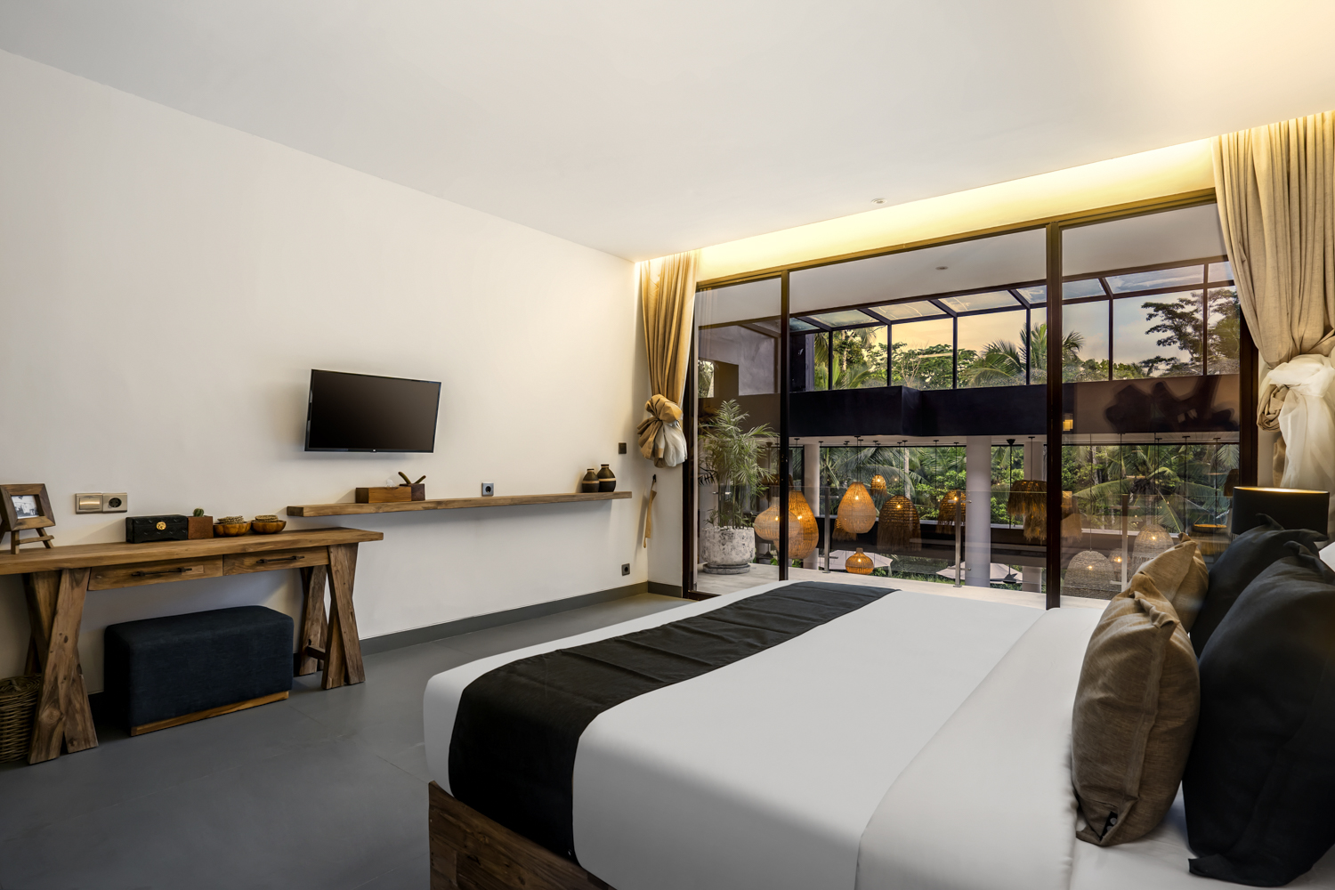 Spacious 6-Bedroom Villa