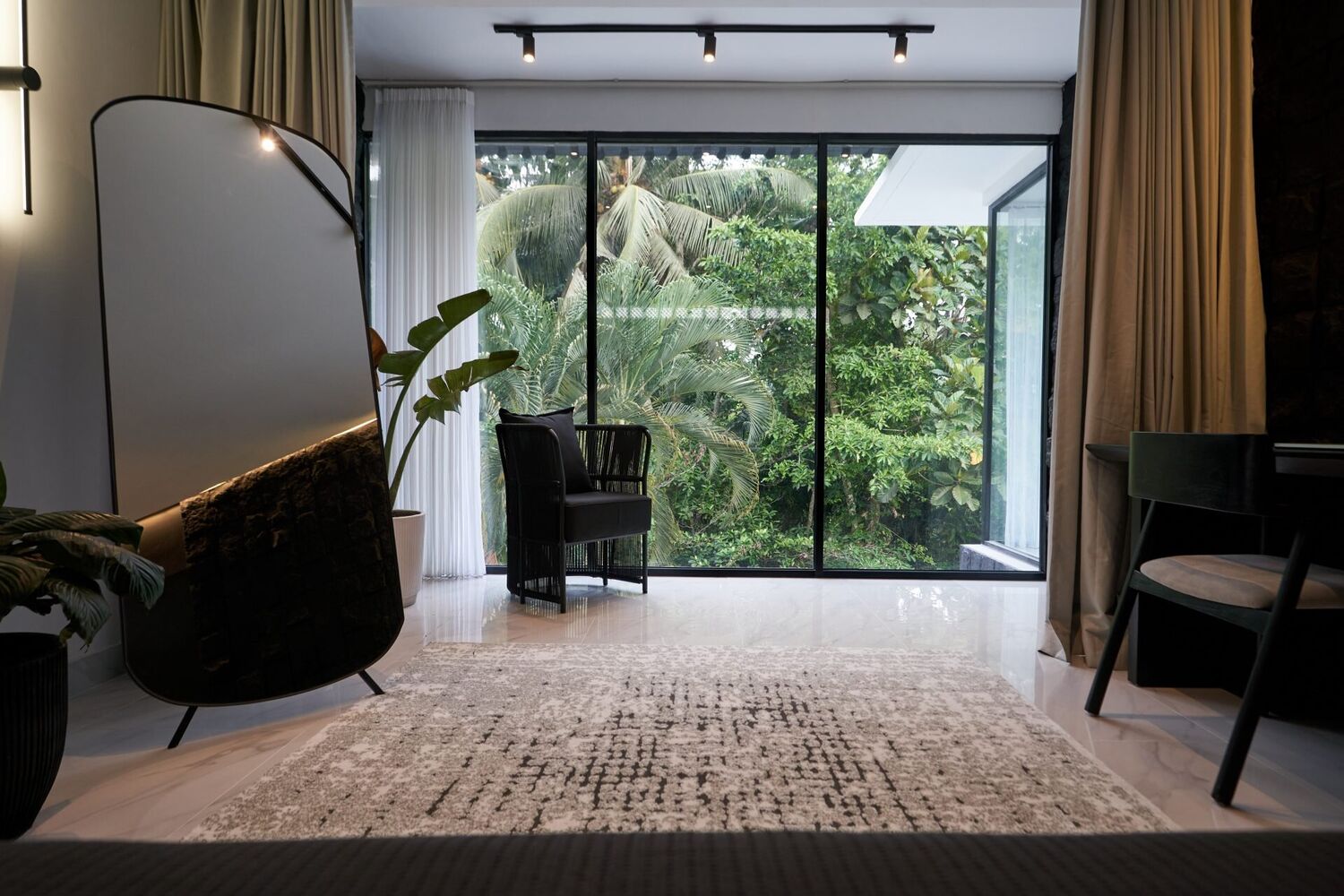 Modern & Stylish Jungle Hideaway 