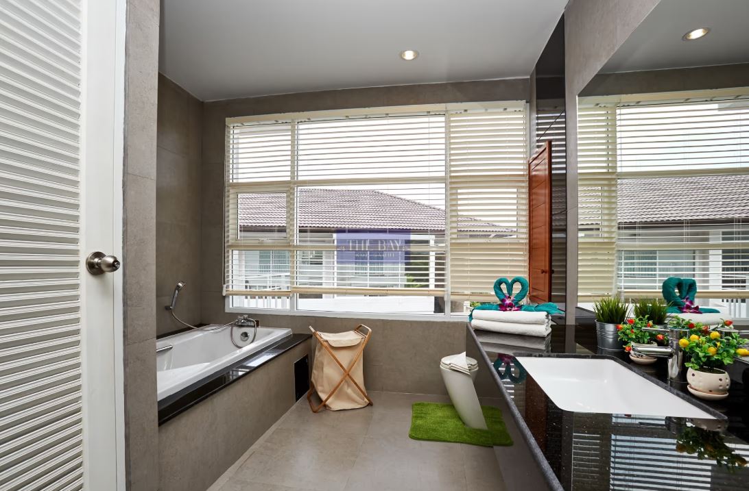 Comfortable 2 Bedroom Condo Overlooking the Sea