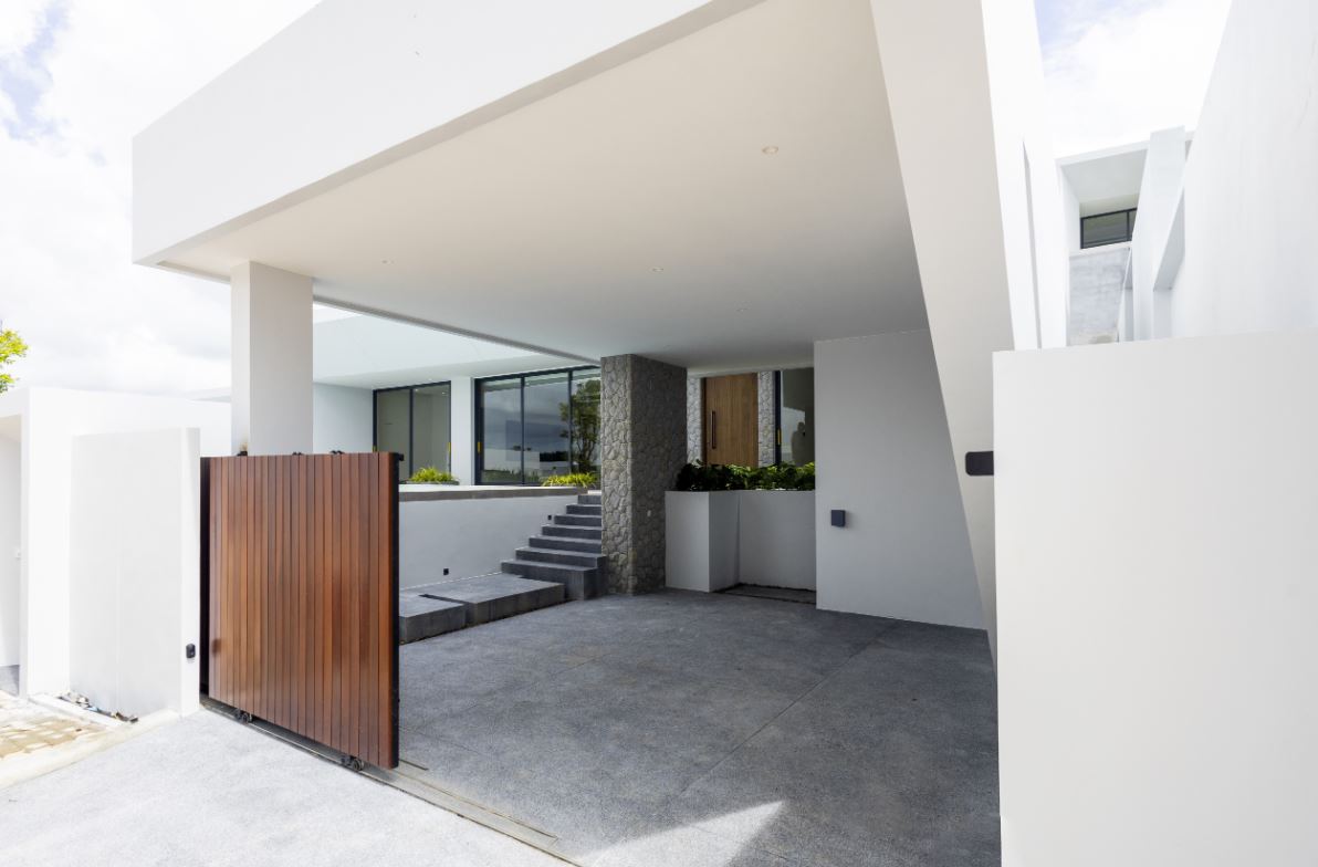 Clover Residence | 3BR Luxury Villa Laguna