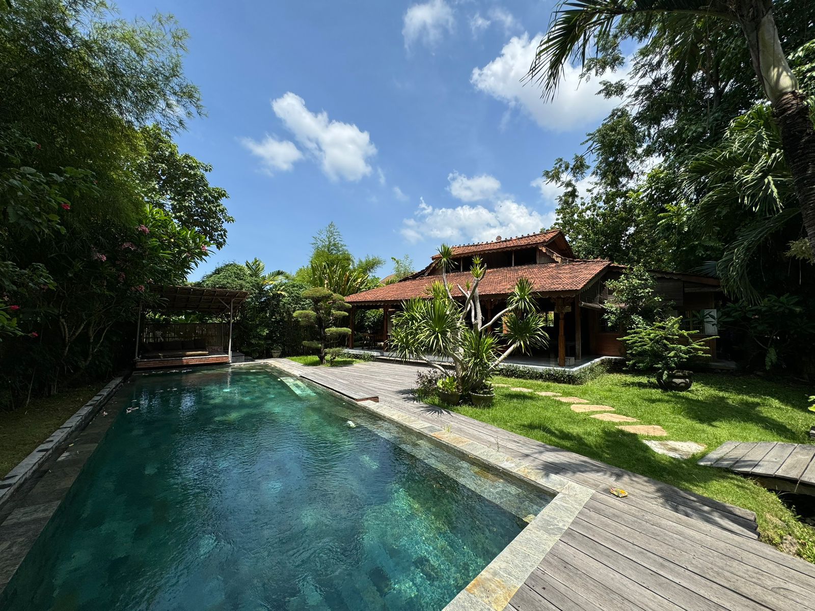 Sophisticated 3-Bedroom Villa with Mezzanine and Spacious Private Garden in Umalas