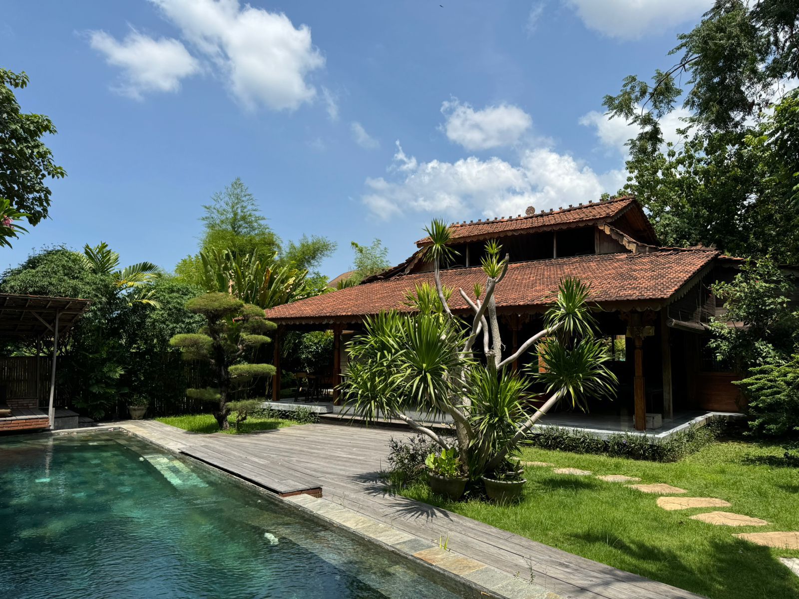 Sophisticated 3-Bedroom Villa with Mezzanine and Spacious Private Garden in Umalas