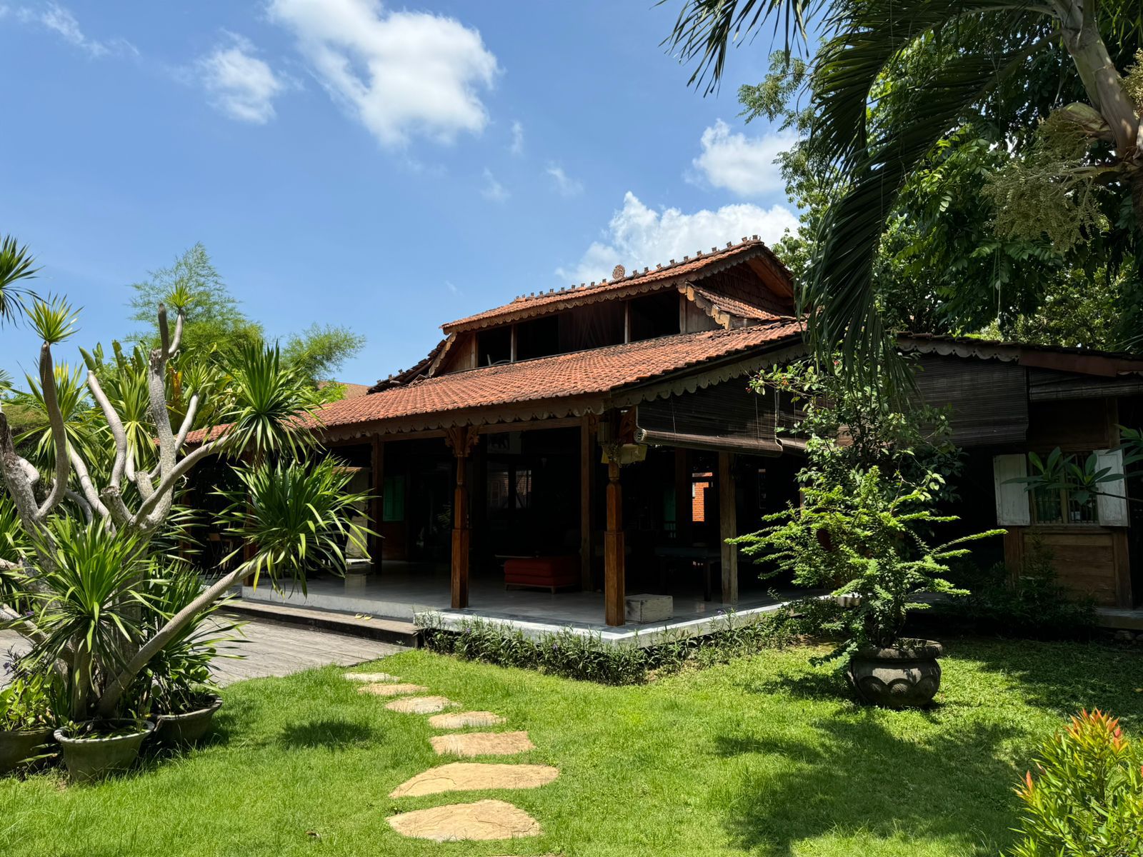 Sophisticated 3-Bedroom Villa with Mezzanine and Spacious Private Garden in Umalas