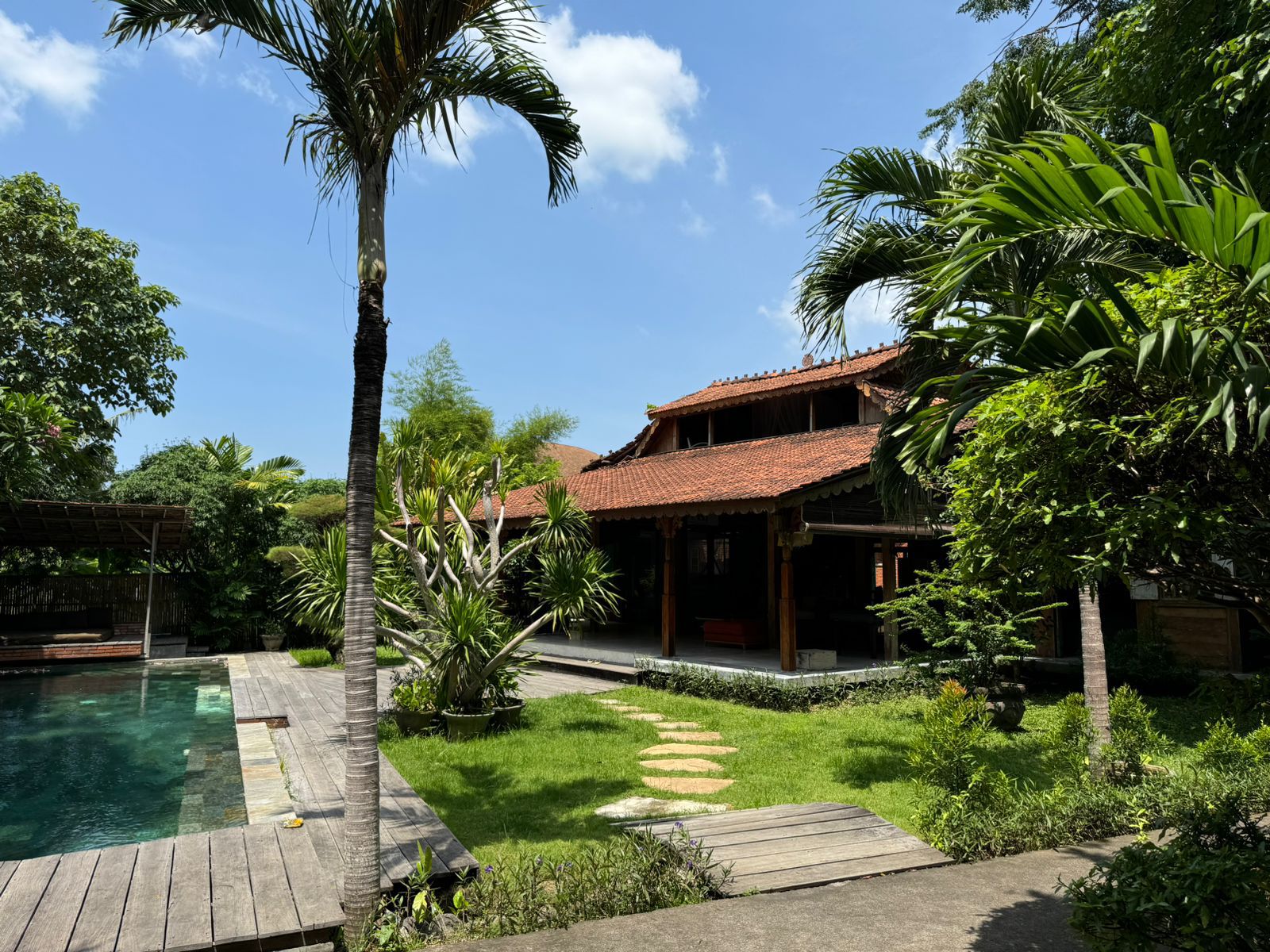 Sophisticated 3-Bedroom Villa with Mezzanine and Spacious Private Garden in Umalas