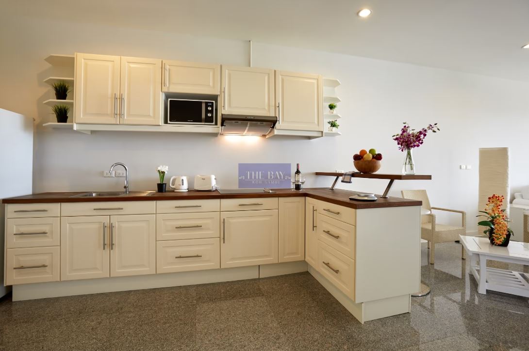 Comfortable 2 Bedroom Condo Overlooking the Sea