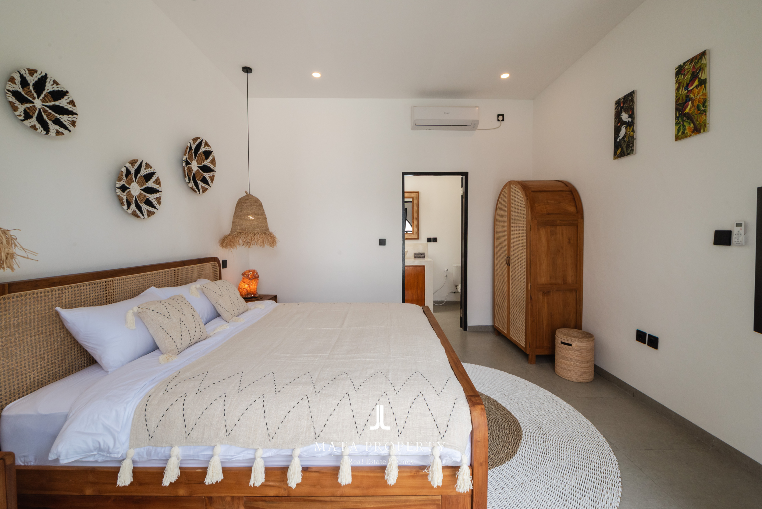 Modern 2-Bedroom Villa with Rooftop 