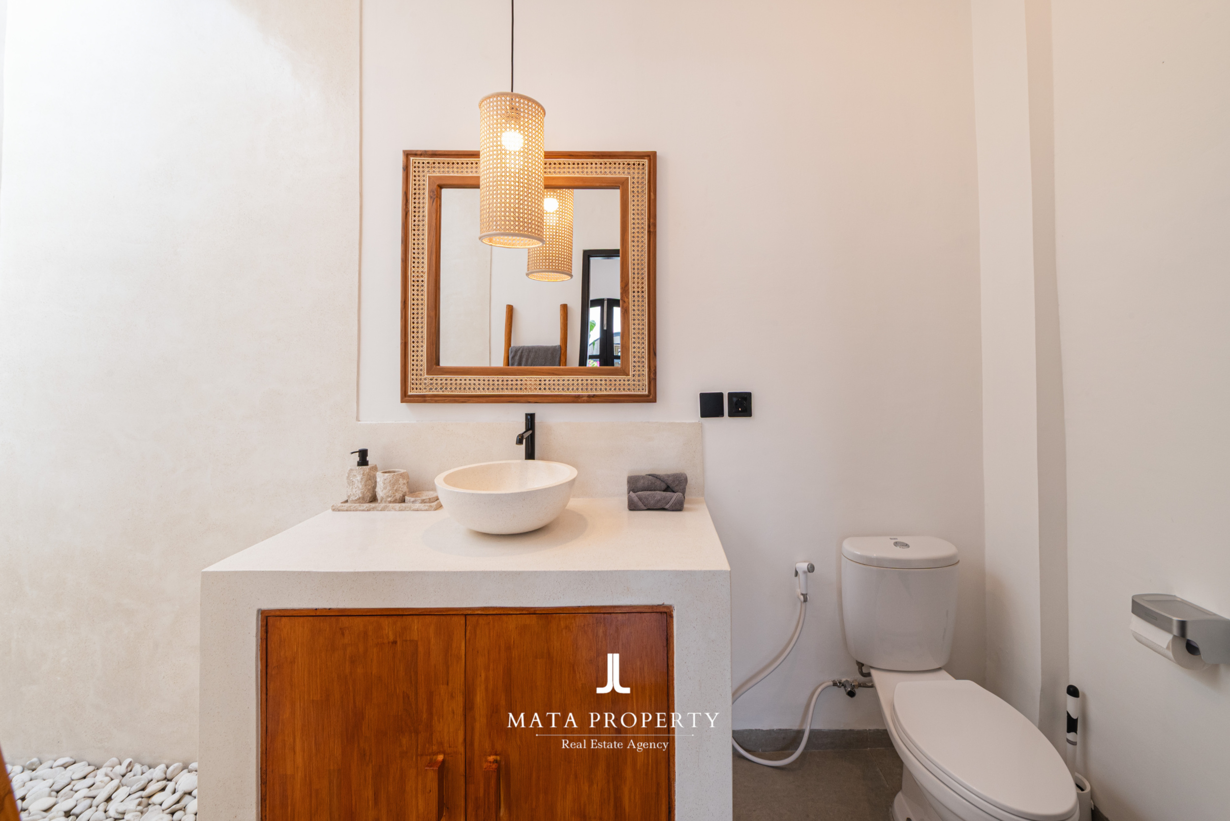 Modern 2-Bedroom Villa with Rooftop 