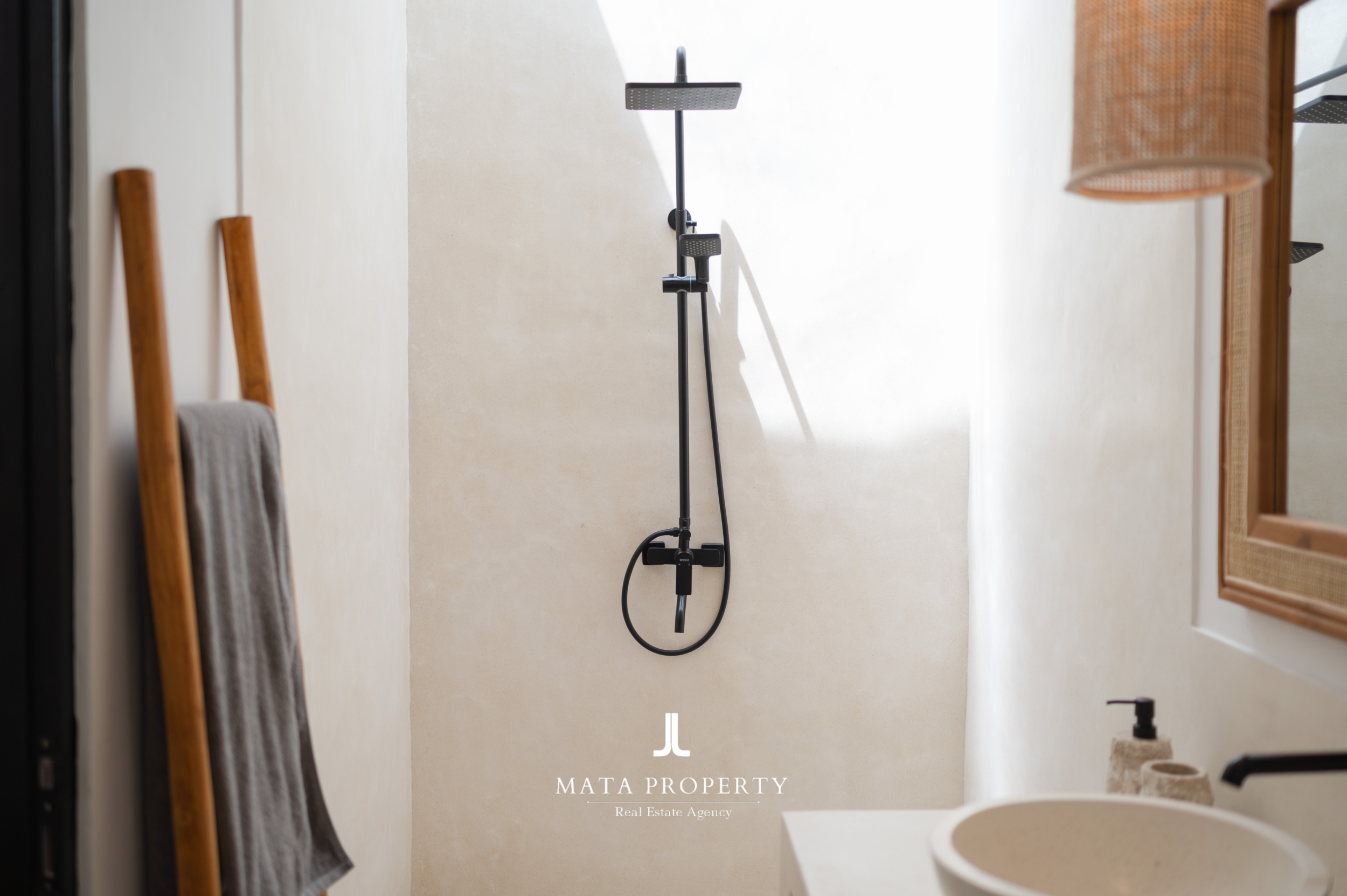 Modern 2-Bedroom Villa with Rooftop 