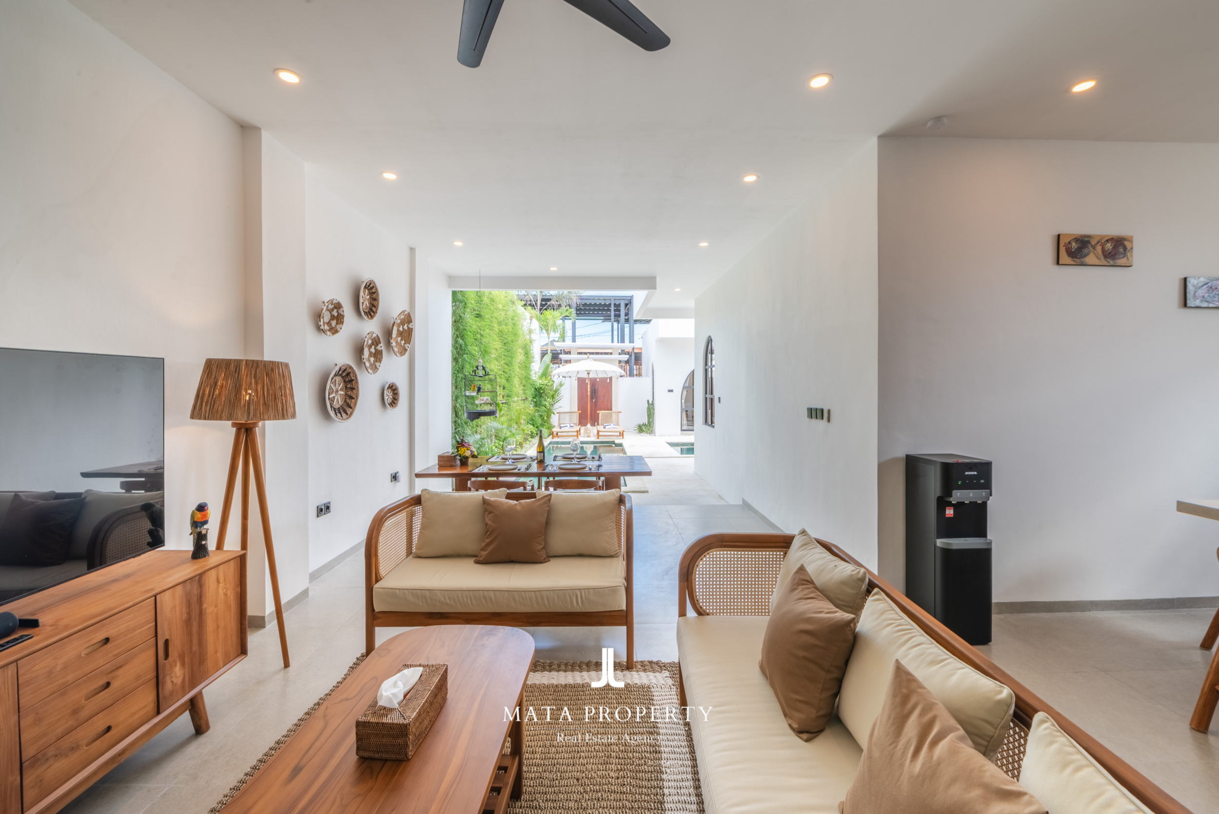 Modern 2-Bedroom Villa with Rooftop 