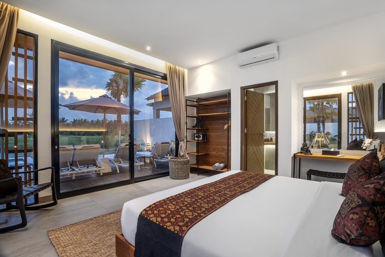 Modern 4-Bedroom Villa with Spacious Pool