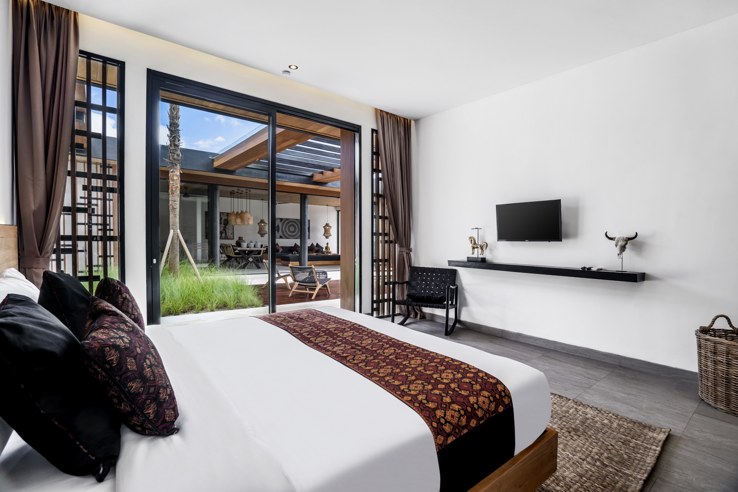 Modern 4-Bedroom Villa with Spacious Pool