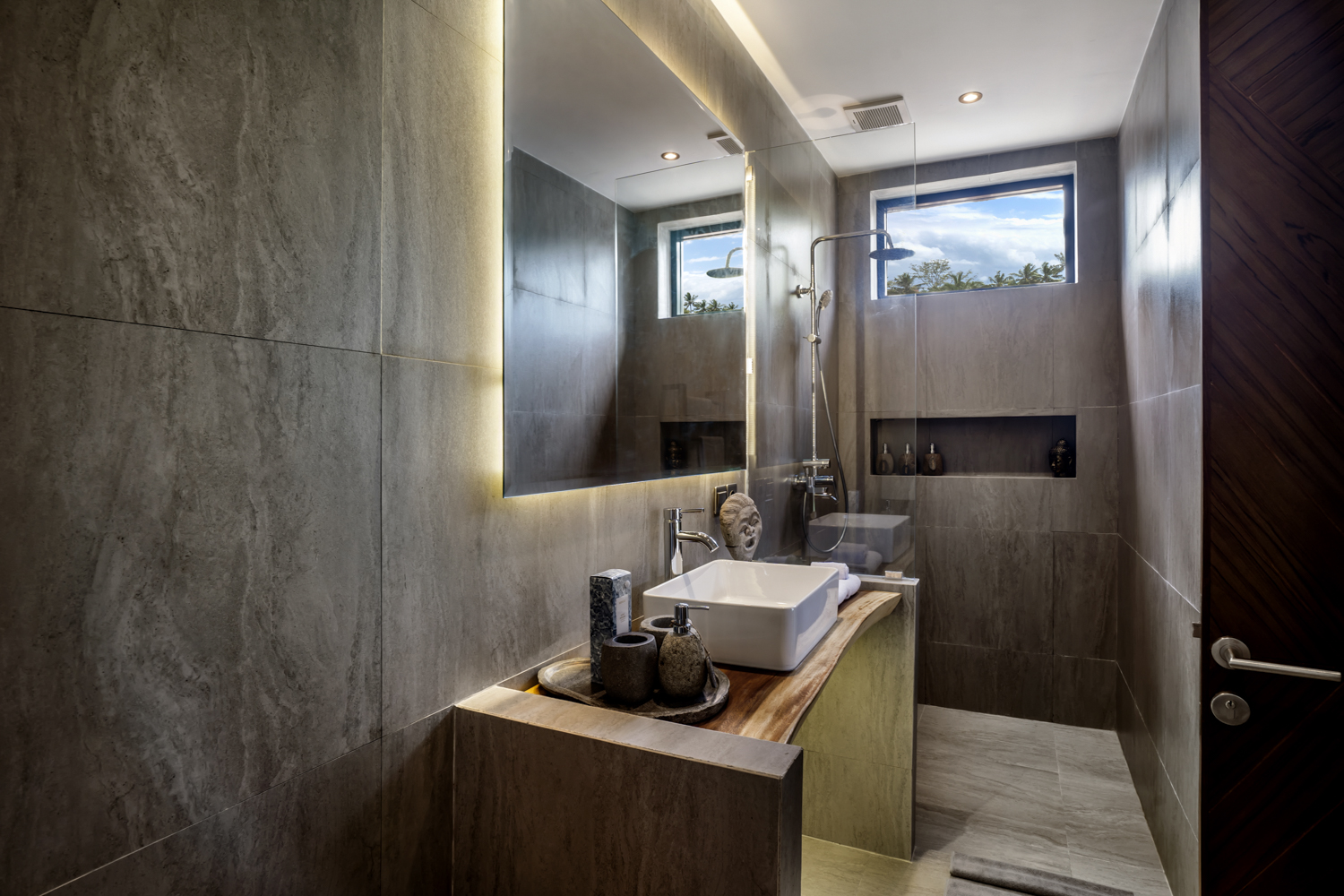 Modern 4-Bedroom Villa with Spacious Pool