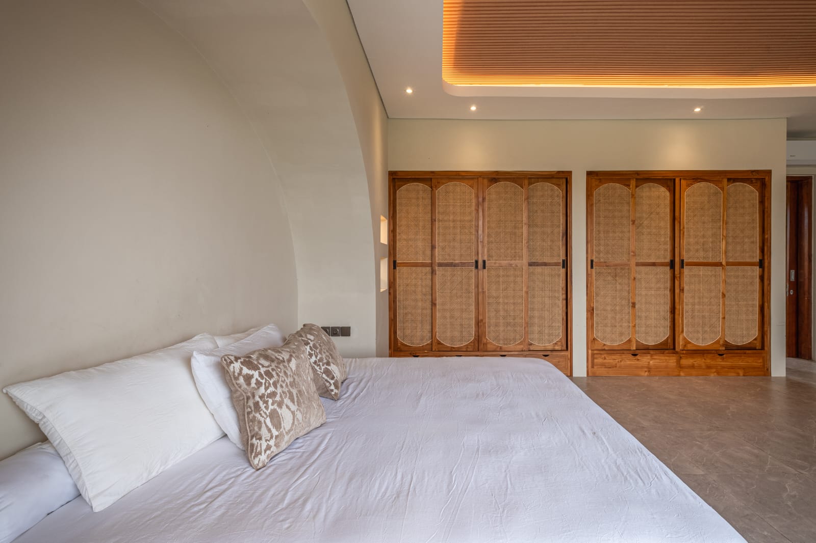 Chic 2-Bedroom Villa with Sunset Views